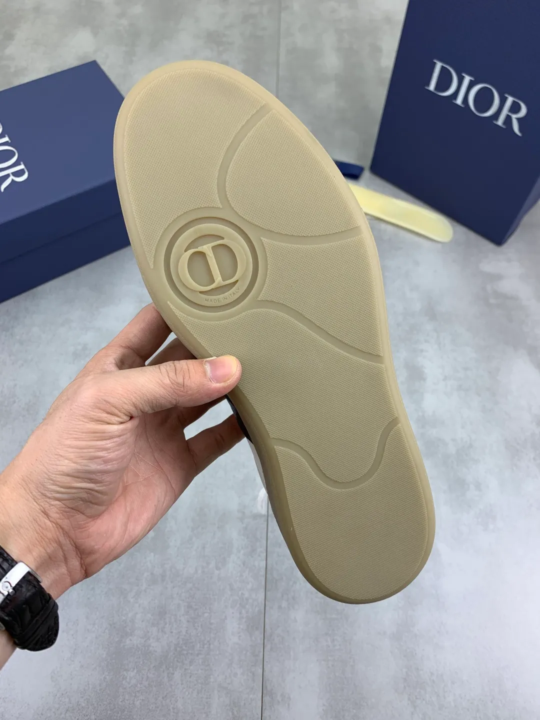Men's shoes 💰P360 New Dior B01 moral training shoes, white first-layer cowhide, original molded outsole. New to the fall collection, this sneaker marks the return of a Dior classic, reinterpreted in a stylish and elegant silhouette. Crafted from white smooth first-grain cowhide with a tonal silk sheepskin lining, it features the Dior logo on the tongue and inner sides, and a CD icon on the heel. Paired with Tpu anti-slip soles of the same color, it can be matched with various styles to create a sophisticated look.  Code number: 38-44